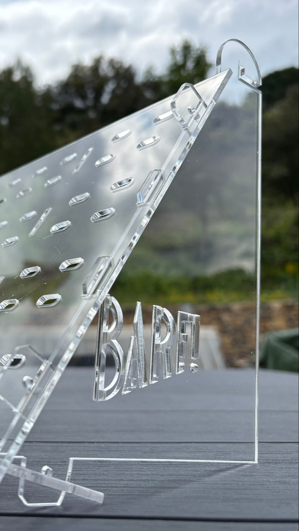 Logo BARF apposé sur le dispositif de protection de ruche contre le frelon asiatique
